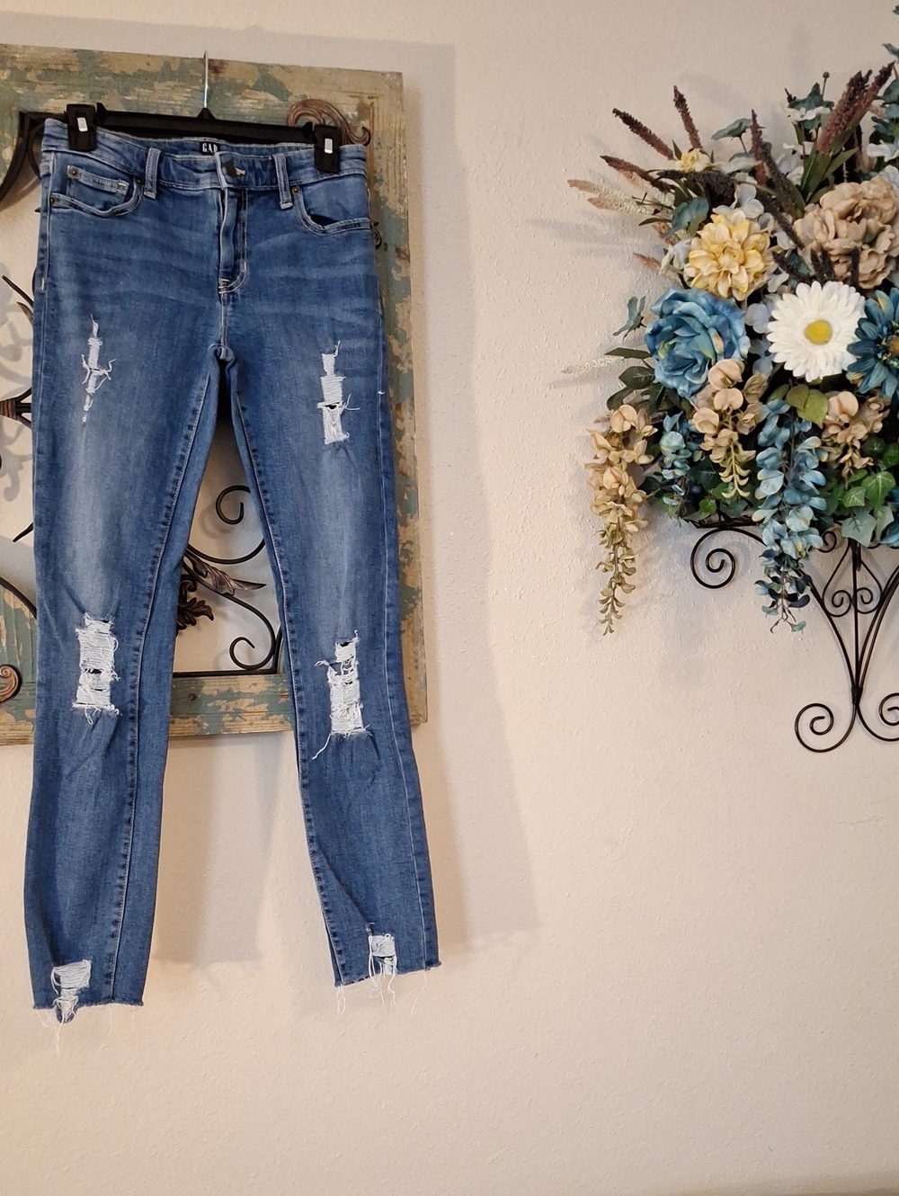 🔥🔥CLEARANCE🔥🔥 GAP Distressed Blue Skinny Jeans. Size 25